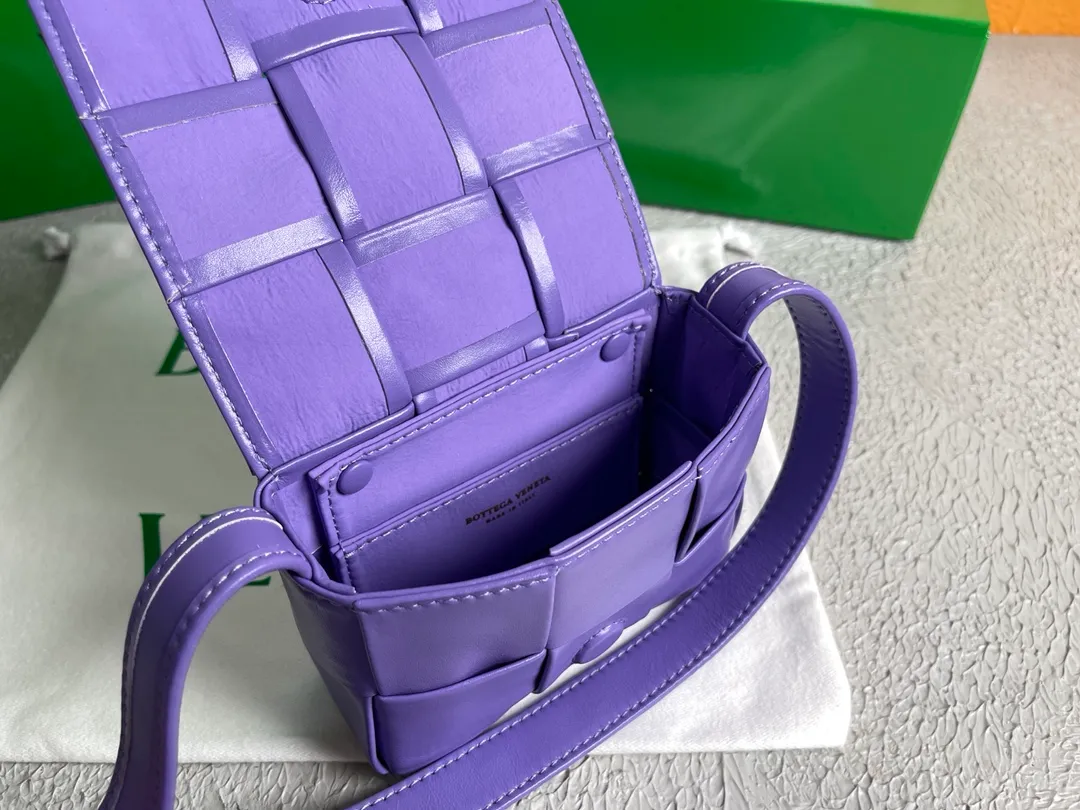 Special price 400🉐️Bottega Veneta/Bottega Veneta 2021 new product CASSETTE woven cross-body shoulder bag BV bag, single internal zipper pocket, magnetic buckle opens and closes, the original oil-waxed cowhide may have texture derived from the original style of the leather, skin spots and other surface marks are normal, please do not worry. Style number: 6813#, color: lavender origin: Italy mini size: 13*9.5*5cm